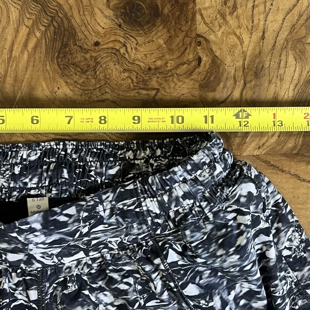 Lululemon Hotty Hot Shorts Tall Women 6 Black White Marble Excellent 4" Inseam - Picture 5 of 6